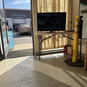 Easy Smog - Looking out from the waiting room - Smog Check Stations Near Me - Huntington Beach, California