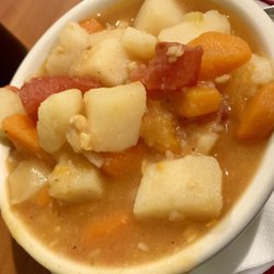 Maloneys Pub and Restaurant - Excellent Manhattan Clam Chowder!!
