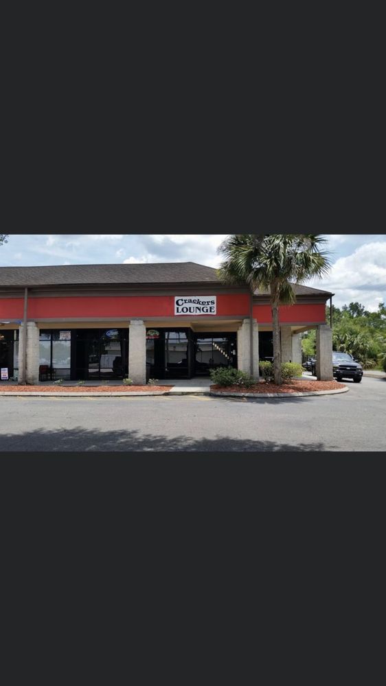 CRACKERS LOUNGE & PACKAGE Updated October 2024 1241 Blanding Blvd