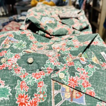 Reyn Spooner Ala Moana Center - More colors for Holiday Aloha shirts - Men's Clothing Near Me - Honolulu, Hawaii Reyn Spooner Ala Moana Center - More colors for Holiday Aloha shirts - Men's Clothing Near Me - Honolulu, Hawaii