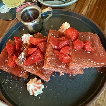 Common Restaurant - Rosé Strawberry Hot Cakes - Cocktail Bars Near Me - Savannah, Georgia Common Restaurant - Rosé Strawberry Hot Cakes - Cocktail Bars Near Me - Savannah, Georgia