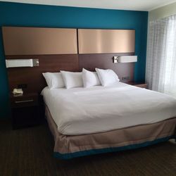 Residence Inn Cleveland Independence - King studio bedroom