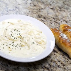 Minchello's Pizzaria - Fettuccine and a calzone!
