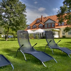 Landhotel im Herrenhaus Bohlendorf - Garten mit Liegewiese und Terrasse
