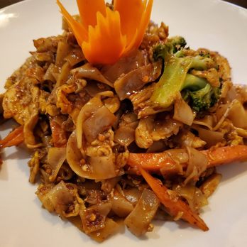Pop Thai Restaurant - Pad Se-Ew - Thai Near Me - Orlando, Florida
