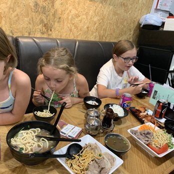 青藏牛肉麵 - Picky American kids enjoying a Hong Kong restaurant. - Taiwanese Near Me - Hong Kong, HK