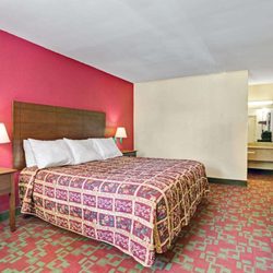 Days Inn by Wyndham Elizabeth City - 1 King Bed Room