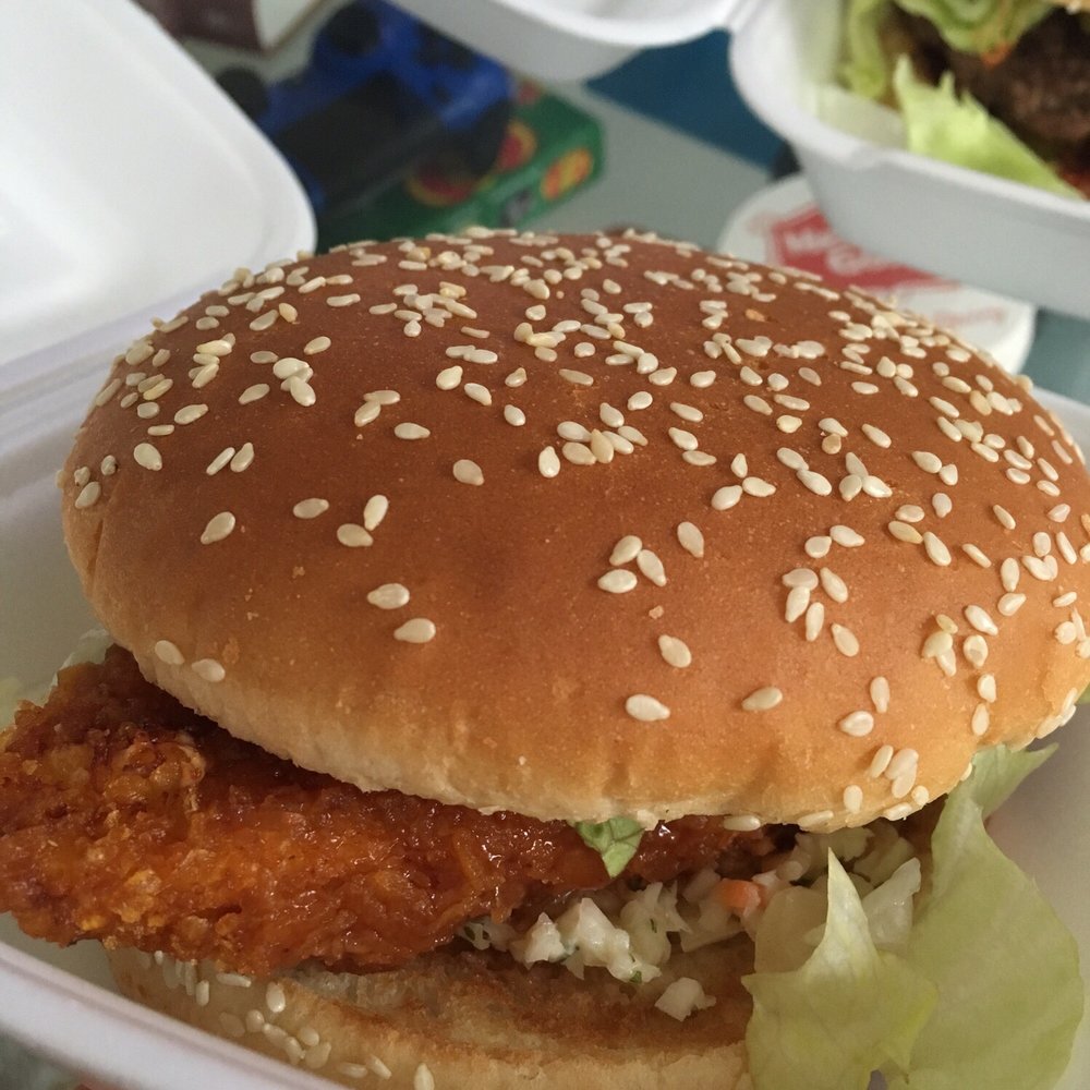 Roadhouse Ktown - Chicken sandwich dipped in wing sauce topped with coleslaw - American Near Me - Kaiserslautern, RP Roadhouse Ktown - Chicken sandwich dipped in wing sauce topped with coleslaw - American Near Me - Kaiserslautern, RP