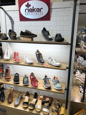 Alec S Shoes 1617 Southwood Dr Nashua Nh Shoe Stores Mapquest