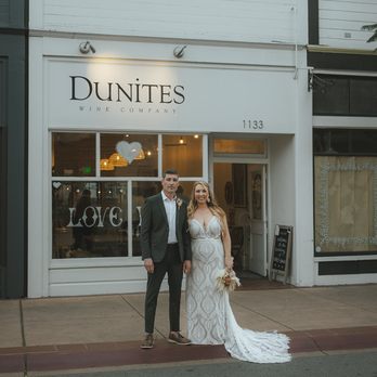 Dunites Wine - Wine Tasting Room Near Me - San Luis Obispo, California