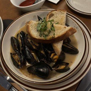 Common Restaurant - Mussels - Cocktail Bars Near Me - Savannah, Georgia Common Restaurant - Mussels - Cocktail Bars Near Me - Savannah, Georgia