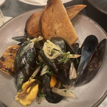 Summit House - PEI Mussels - New American Near Me - Summit, New Jersey