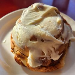 Uncle Tom's Pancake House - Cinnamon Roll - meh - stale. Icing was nice and homemade though.