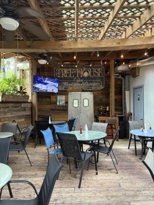 Treehouse Restaurant and Pub by null