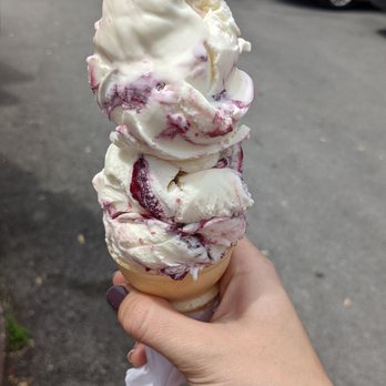 Frosty's Ice Cream - This is a small?!?! - Ice Cream & Frozen Yogurt Near Me - Lancaster, New York