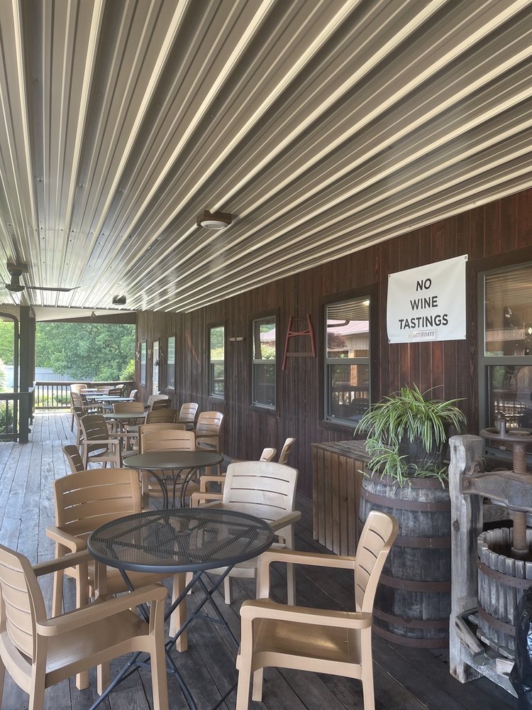 OakGlenn Vineyards & Winery - vineyard in Hermann, MO