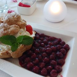 Café Panorama - Sturmsack mit heißen Kirschen, Vanilleeis und Sahne / Cream puff with hot cherries, vanilla ice cream and whipped cream