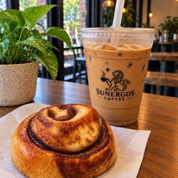 Sunergos Coffee - Cinnamon roll & iced latte