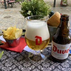 The Red Rabbit In Kilt - Duvel and chips