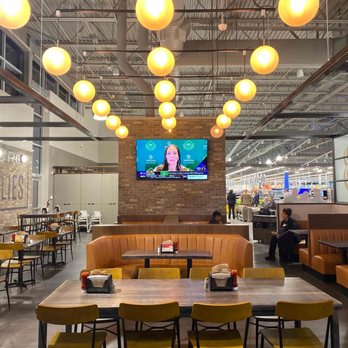 Hy-Vee Fast & Fresh - a restaurant with tables and chairs - Convenience Stores Near Me - Springfield, Missouri
