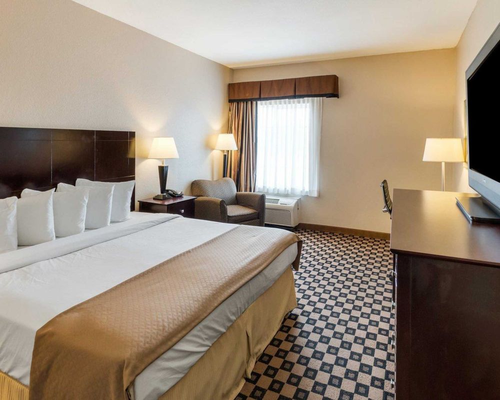 QUALITY INN & SUITES Updated June 2024 17 Photos 1012 N Ellis St