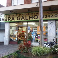 Quebra Galho - Mercearia e Padaria - Mercearia e Padaria Quebra Galho - fachada. Baita nome!