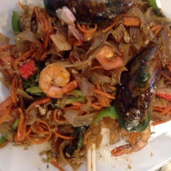 Thai Ginger - The best drunken noodles ever done with seafood: shrimp, squid, mussel, & Krab. Why isn't this place packed out. - Thai Near Me - Lowell, Arkansas
