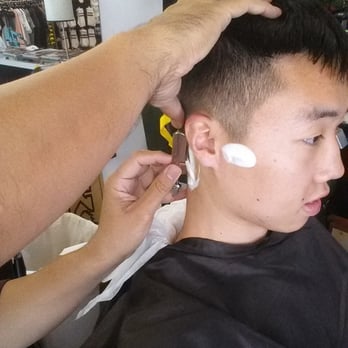Hector The Barber - Hot shave with a 1 fade and scissor on top - Barbers Near Me - Los Angeles, California