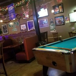 Quench Bar & Grill - Nice pool table