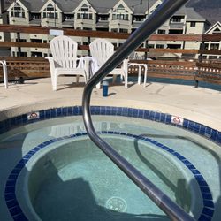 Viaggio Spa - Amazing and deep outdoor hot tub with hotel and mountain views