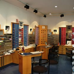 Brillen Schmitt - Blick von der anderen Seite auf die große Brillenauswahl.
