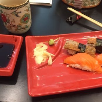 Umê Sushi - Nigiri with salmon and salmon skin - Japanese Near Me - Rio de Janeiro, RJ