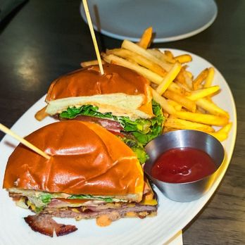 Earls Kitchen + Bar - New American Near Me - Miami, Florida Earls Kitchen + Bar - New American Near Me - Miami, Florida