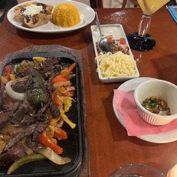 Manchamanteles Restaurant - Mexican Near Me - Chicago, Illinois