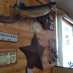 Walleye Dundee's Resort - Rustic little dining place with a great view of the lake. Known for "Tackle Box Hash Browns." Everything is on the inside.