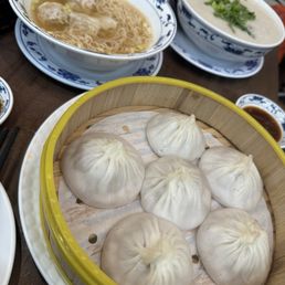 F1. 灌汤小笼包 Shanghai Soup Dumplings (6 Pcs) F1. 灌汤小笼包 Shanghai Soup Dumplings (6 Pcs)