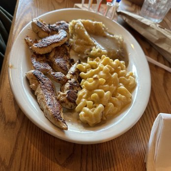 Cracker Barrel Old Country Store - Grilled Chicken Tenders and Mac and Cheese - New American Near Me - Savannah, Georgia