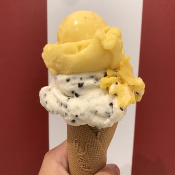 Santini Chiado - Medium cone of Mango, Passion Fruit, & Marabunta (Cream with Chocolate Chips) - Desserts Near Me - Lisbon, 11