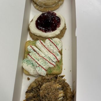 Crumbl - Santee - Bakeries Near Me - Santee, California