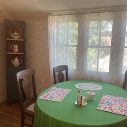Pansy's Parlor Bed & Breakfast - Quaint dining area :)