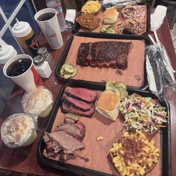 Smokehouse 41 - Brisket, tri tip, half rack of ribs, chicken, and pork  Sides: Mac and cheese with bacon, coleslaw, beans Dessert: Vanilla Nilla Banana - Barbeque Near Me - Oakhurst, California
