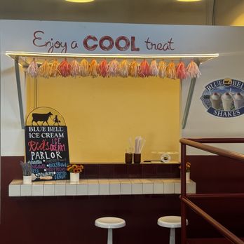 Red’s Corner - They have an adorable ice cream bar.  So one bar for the adults and one bar for the kids ha ha - Bars Near Me - Rockdale, Texas