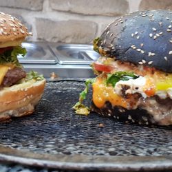 Diffa Pizza - déguster des burgers aux graines de sésame  à l'encre de seiche qui donne cette couleur et surtout qui donne cette saveur unique en bouche