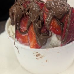 Yo Bowl - Vanilla ice cream with strawberries and Nutella drizzle