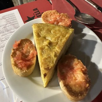 Piripipao - - Spanish omelette with tomato bread - Spanish Near Me - Barcelona, B
