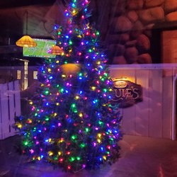 Louie's On The Avenue - Christmas Tree