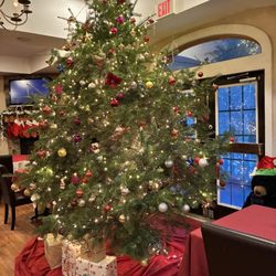 Villa Lentini Ristorante - This is their Christmas tree. It was very beautiful.