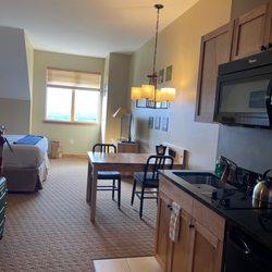 Burke Mountain Hotel & Conference Center - Room