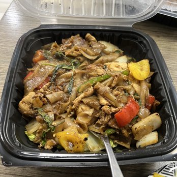 Goi Express Thai - Chicken Drunken Man Noodles w Chicken - Thai Near Me - Murrieta, California