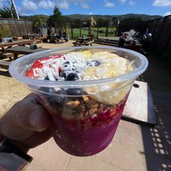 Old Princeton Landing - Yummy acai bowl in the backyard